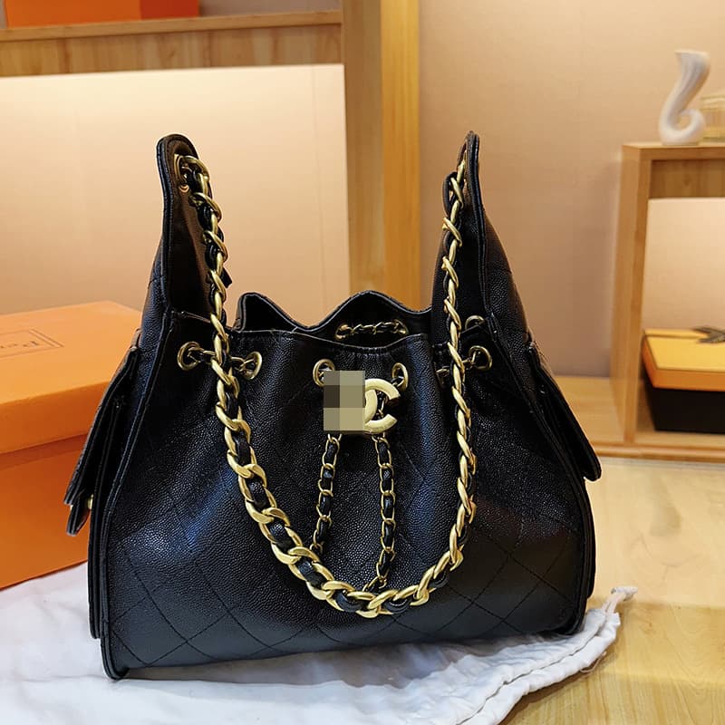 Cross-Body Small Fragrance Chain Bucket Bag 2025 New Versatile Fashion Commuter Bag High-End Diamond Quilted Crossbody Bag