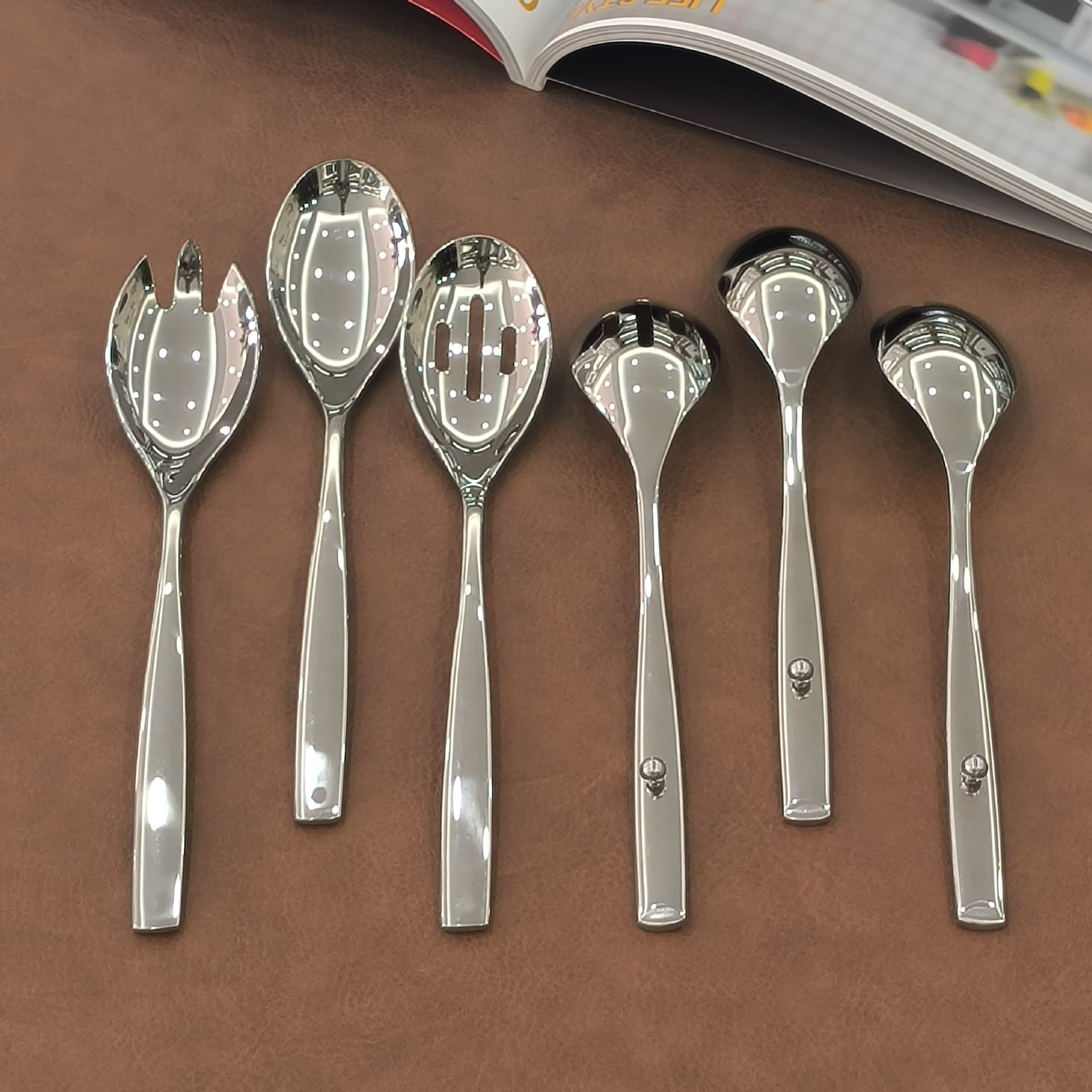 Hotel serving spoon with long handle, public serving fork with bead hook, non-slip for serving dishes, fish and dish leakage in catering private rooms