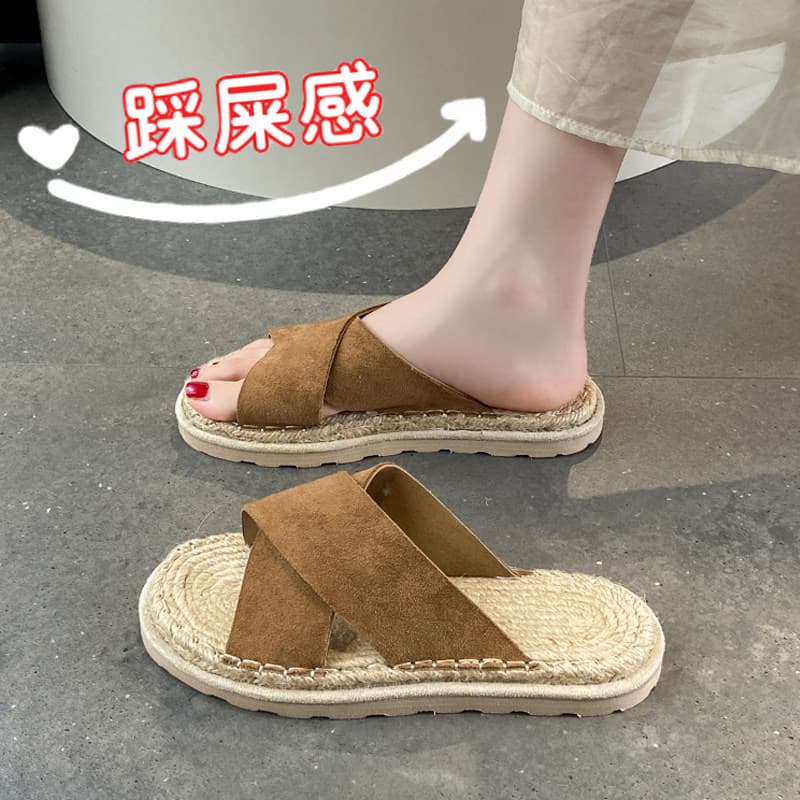 Women's Slippers 2026 New Summer Style Versatile Cross-Strap Straw Weave Flat Slippers with Soft Soles, Beautiful and Comfortable, Won't Tire Your Feet