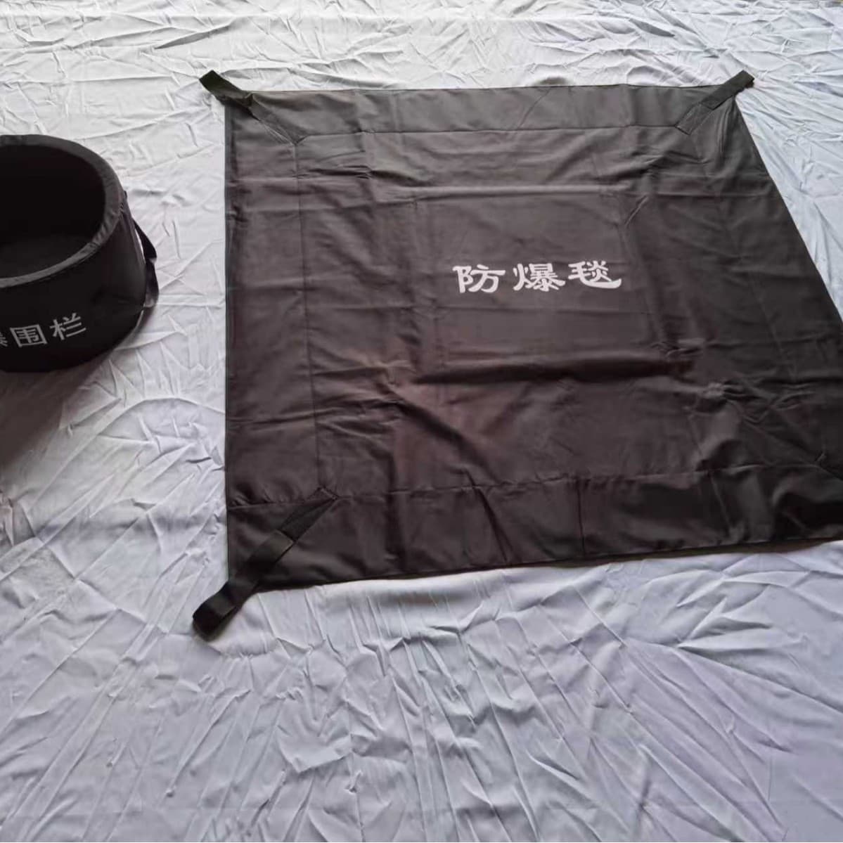 Manufacturer Explosion Blanket, Shield 1.2m 1.6m Internal and External Anti-Riot Double Fence, Subway Train Station Campus Explosion Blanket