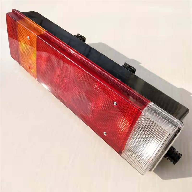 Suitable for Dongfeng Tianlong rear tail light assembly Hercules Electronics LED original car bulb type Tianlong type tail light