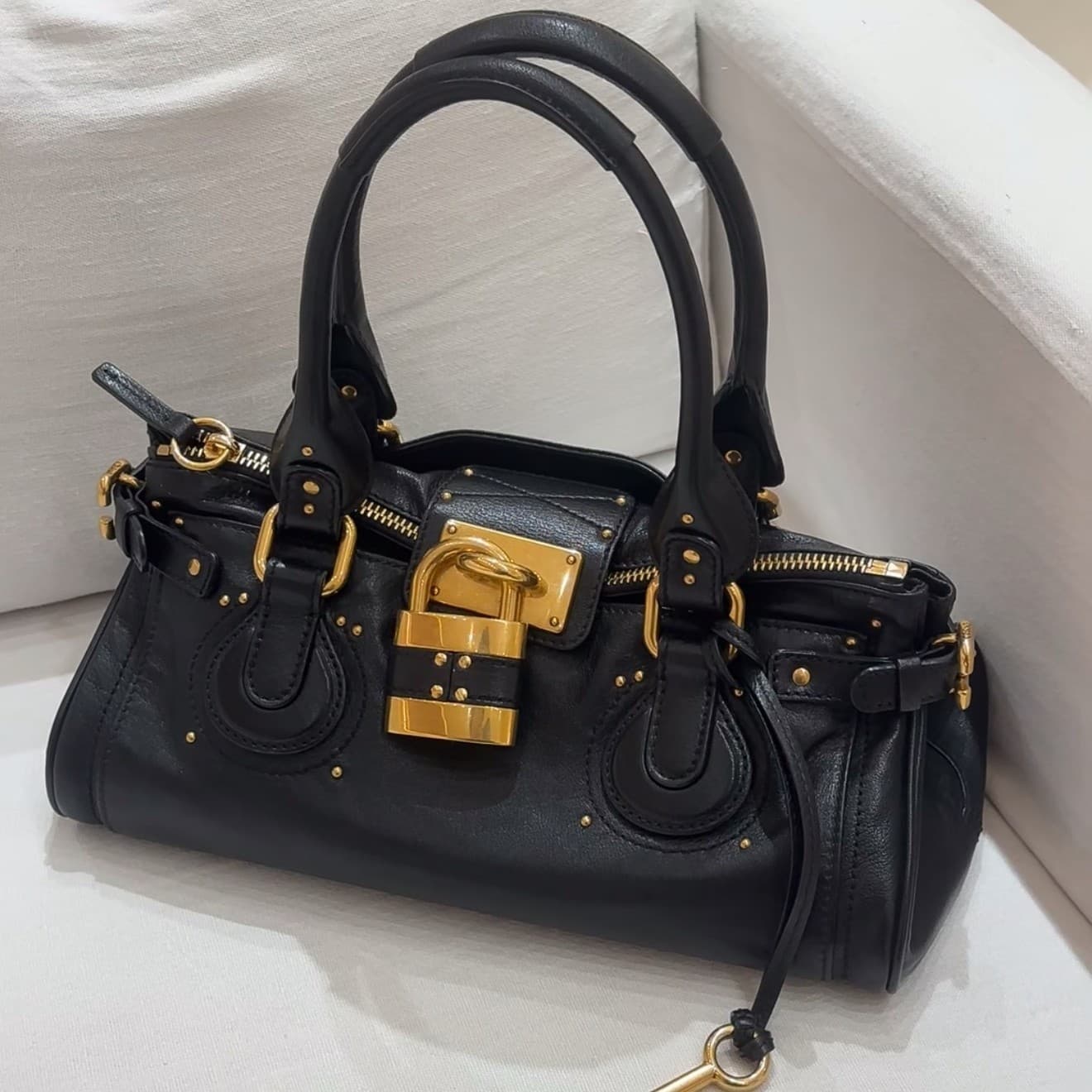 ins blogger millennium hot girl retro old lock bag portable crossbody bag 2025 autumn and winter new women's bag hand carry