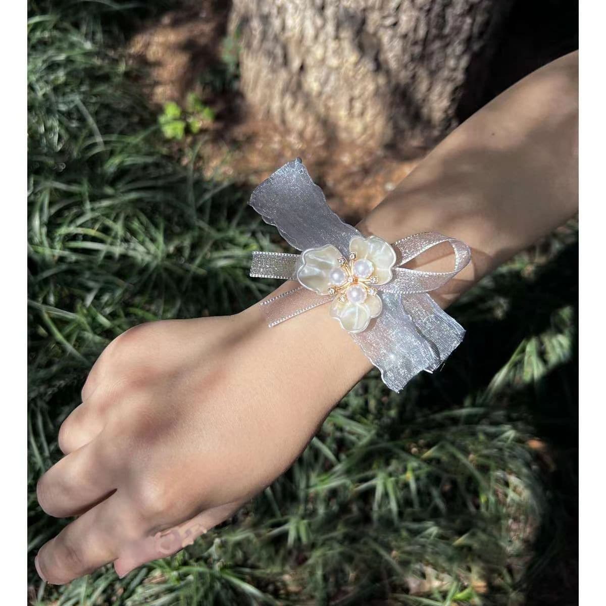 Korean-style beautiful bridesmaid wrist corsages, wedding bracelets, bridesmaids' hand flowers.