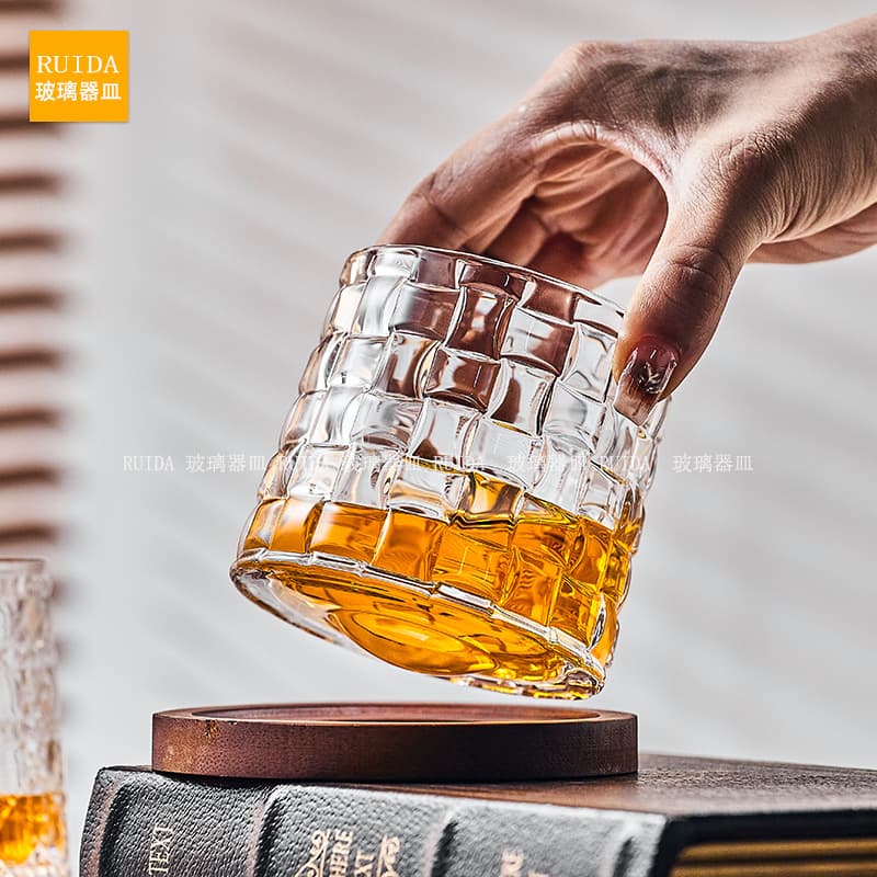 Simple and creative rotating decompression glass, whiskey glass, spirits glass, household water glass, beer glass, tumbler glass.