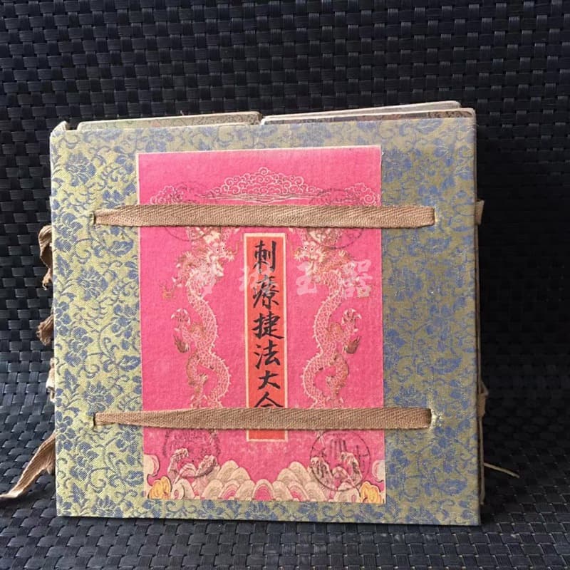 Wholesale Antique-Style Old Books: Bone Setting Illustrated Guide, Acupuncture Quick Method, Medical Martial Arts Books, Thread-Bound Antique Collection Complete Set