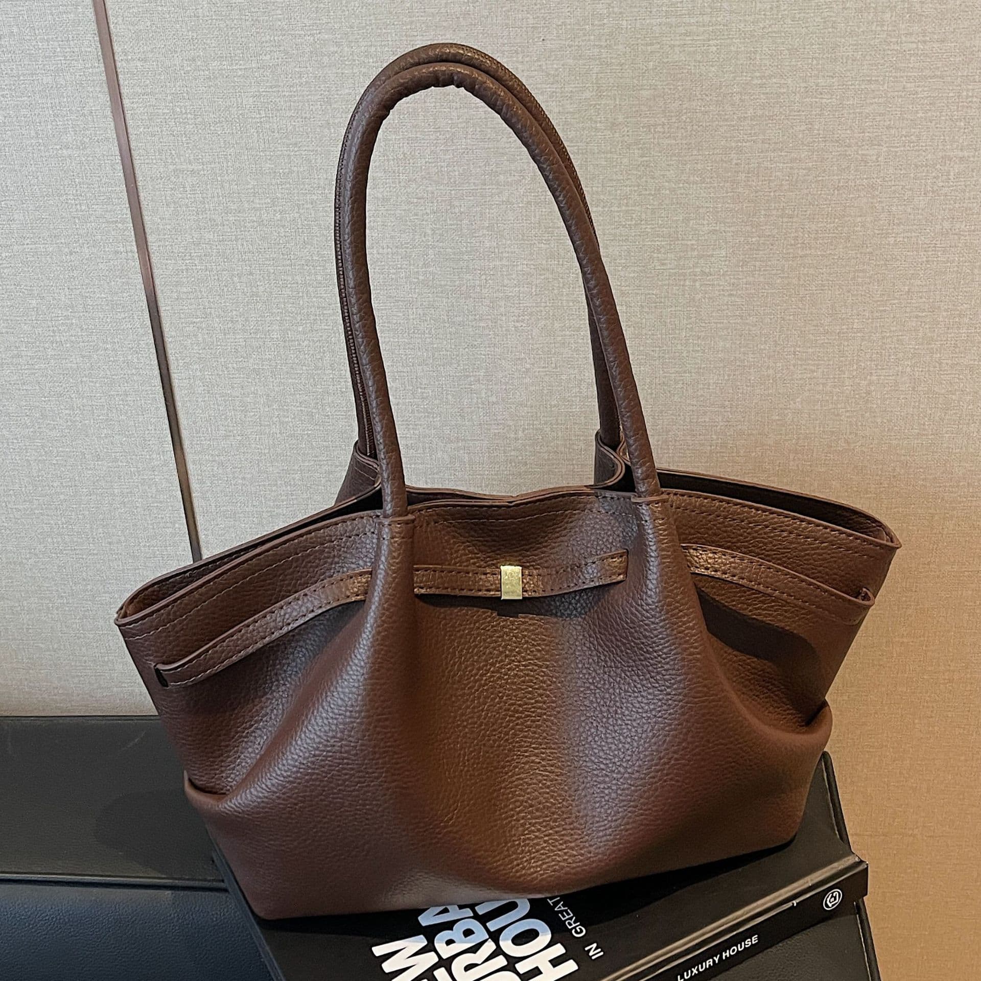 Large-capacity bag women's casual 2026 new retro niche design single shoulder armpit bag pleated commuter tote bag