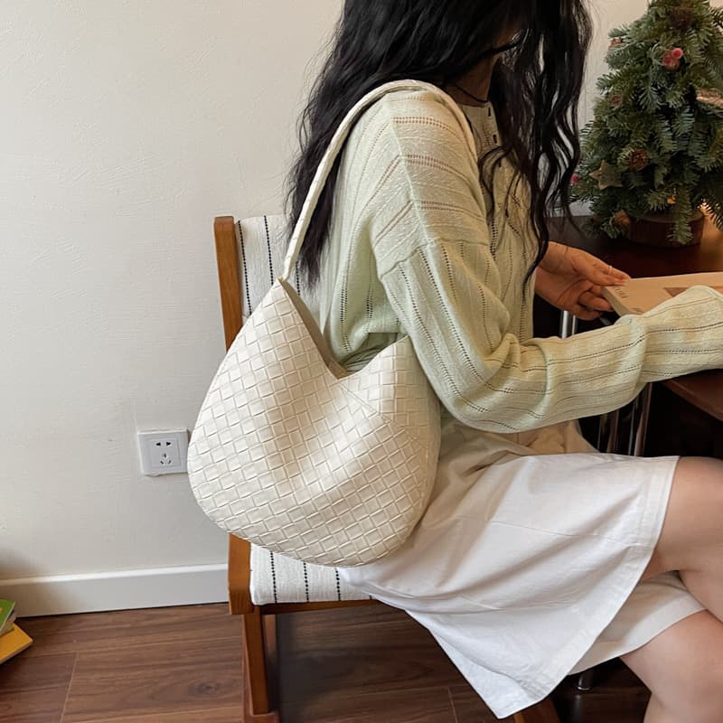 Elegant Women's Woven Bucket Bag, Large Capacity, Versatile Casual Underarm Bag, High-End, Lazy Style, Fashionable Women's Shoulder Bag