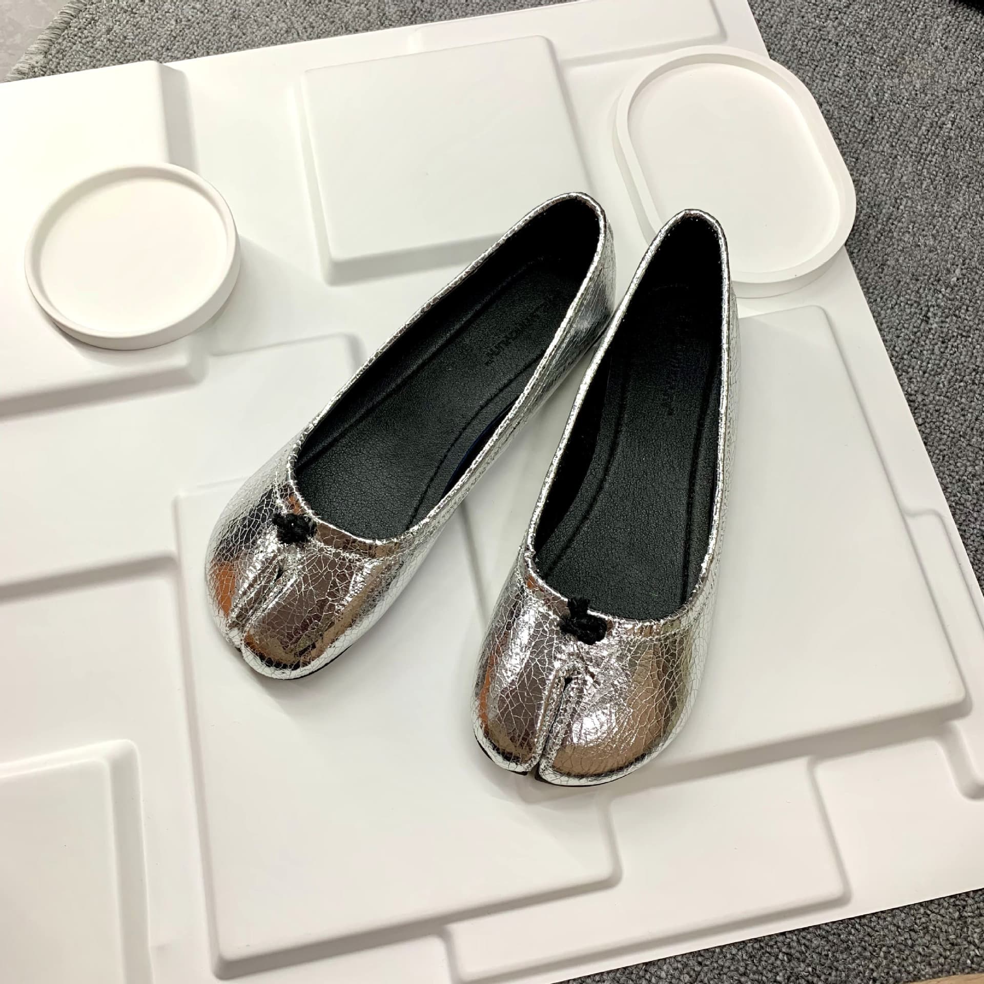 Ready Stock, Immediate Dispatch! Fashionable and Versatile Spring and Autumn New Pig Trotter Split-Toe Shoes, Niche Shallow Flat Loafers for Women