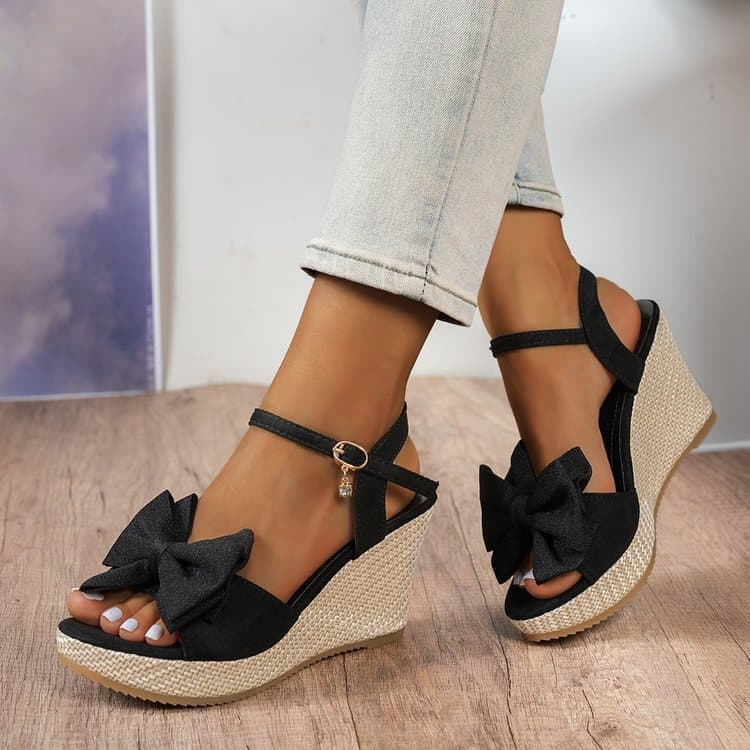 And even more so, black and beige fashionable sandals, a single style of beauty that is not just...