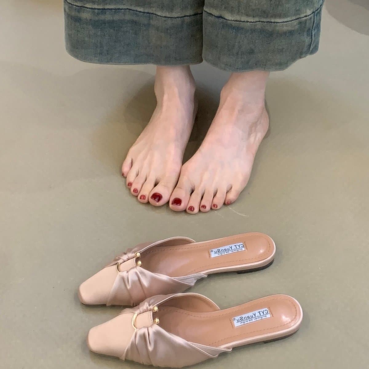 Gentle and Elegant Style, Closed-Toe Half Slippers for Women, Suitable for Outdoor Wear, 2026 Summer French Sweet Satin Fairy Slip-On Sandals