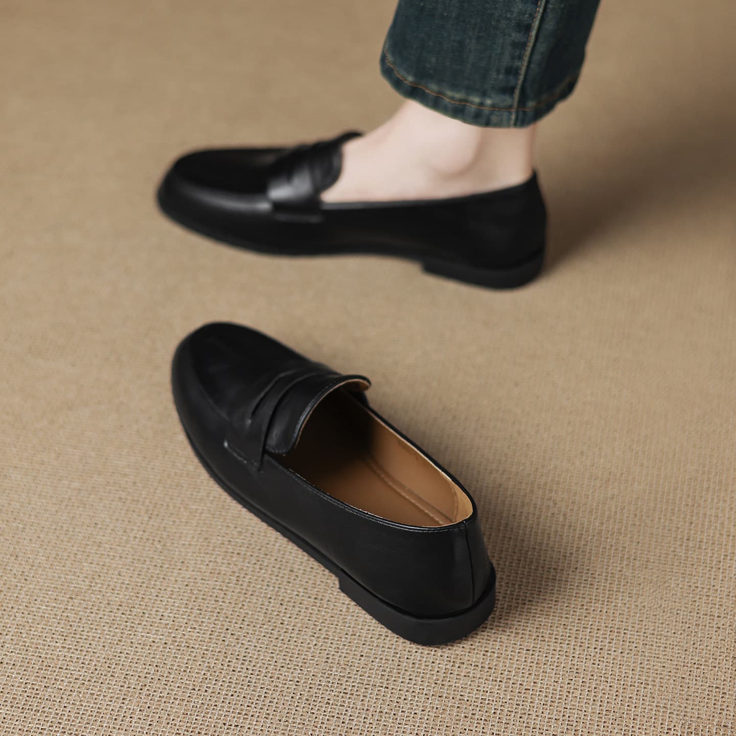 Gorgeous Black Leather Shoes for Women, 2026 Autumn and Winter New Hot-Selling Slip-On Loafers, Beautiful and Comfortable with Soft Soles