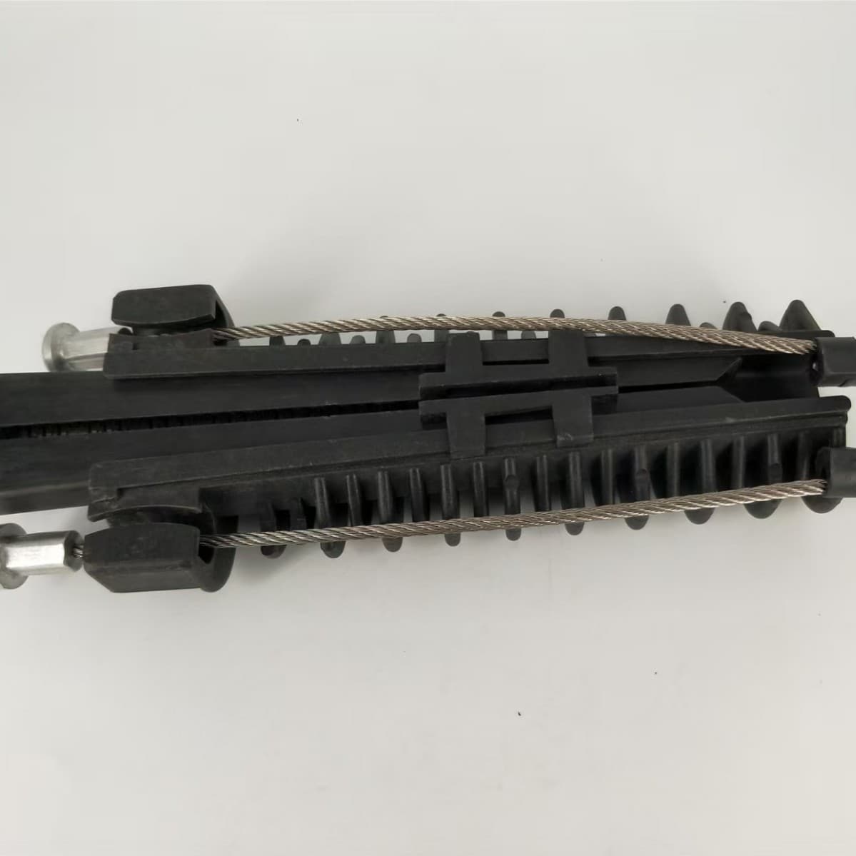 PA2000 tension clamp, export type, wedge-shaped clamp for connecting optical cables.