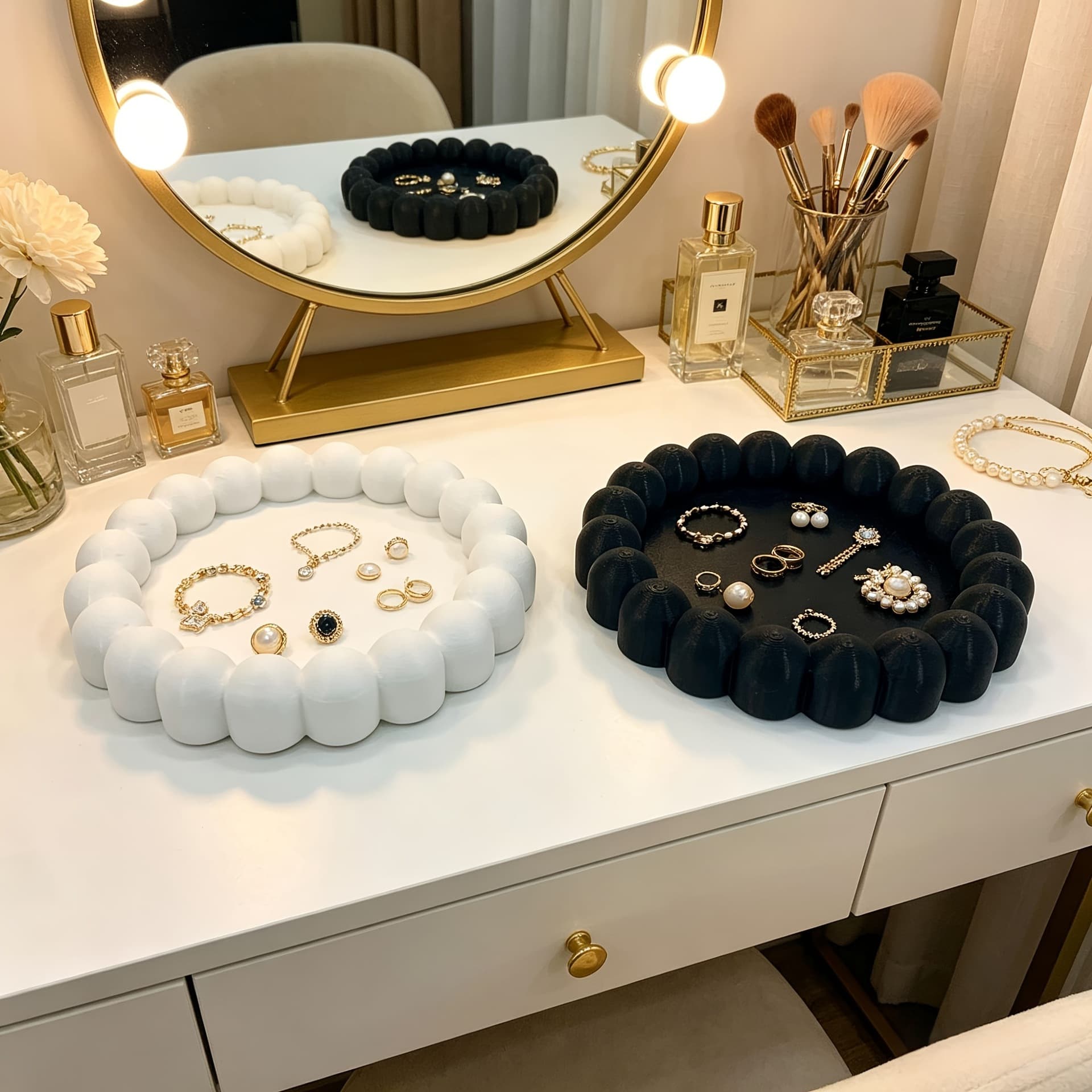 Fluffy Bubble Edge Jewelry Storage Desktop Clutter Organizer Black and White Style Decorative Ornament for Women's Bedroom Entryway