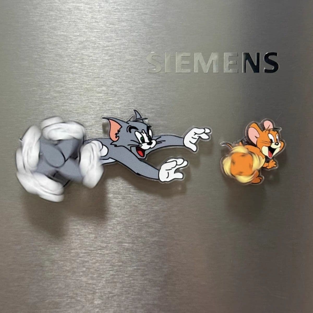 Trending Xiaohongshu Home Decoration Fun Rotating Acrylic Gift Fridge Magnet Cat and Mouse Magnetic Creative