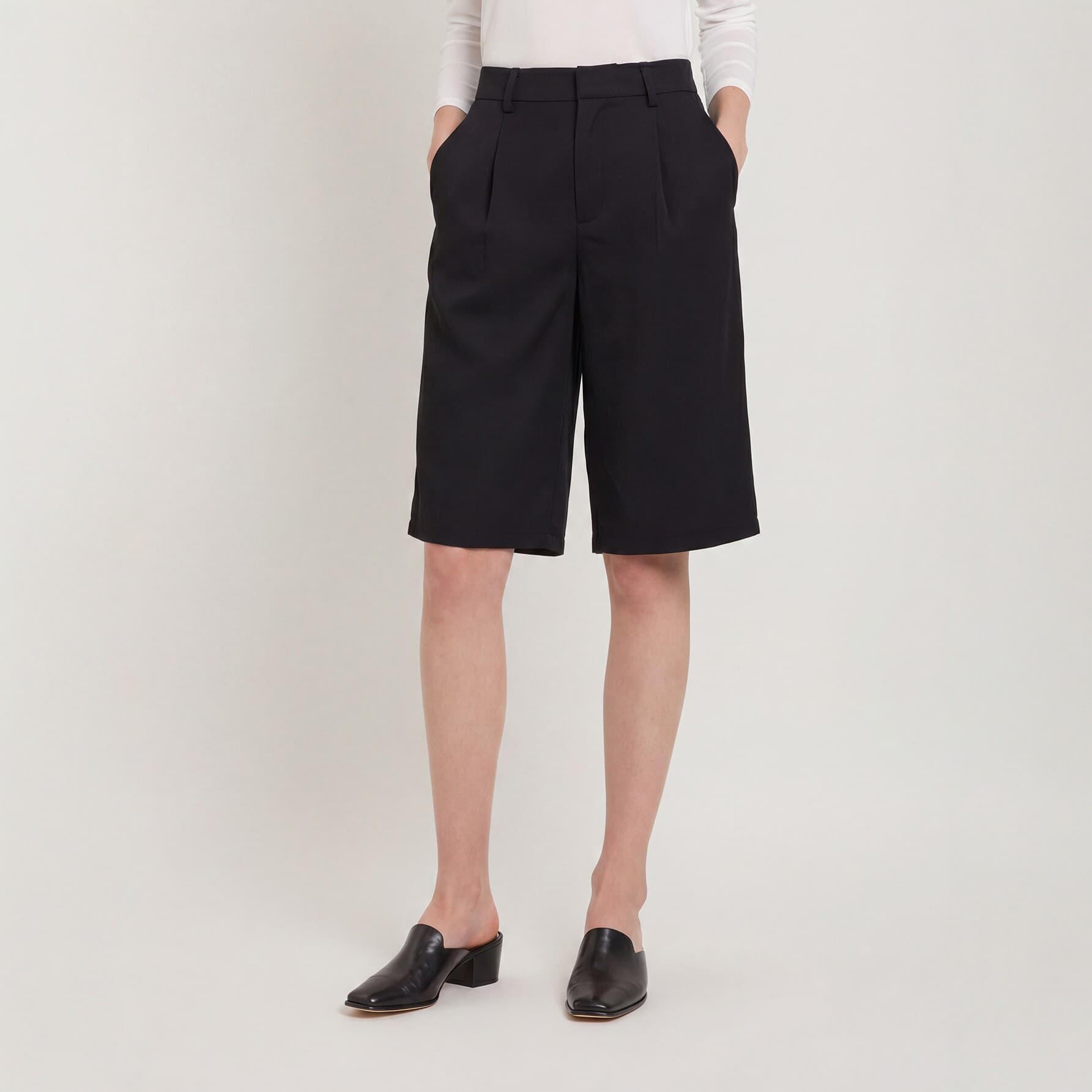 Comfortable high-waisted wide-leg cropped pants with invisible elastic waist design