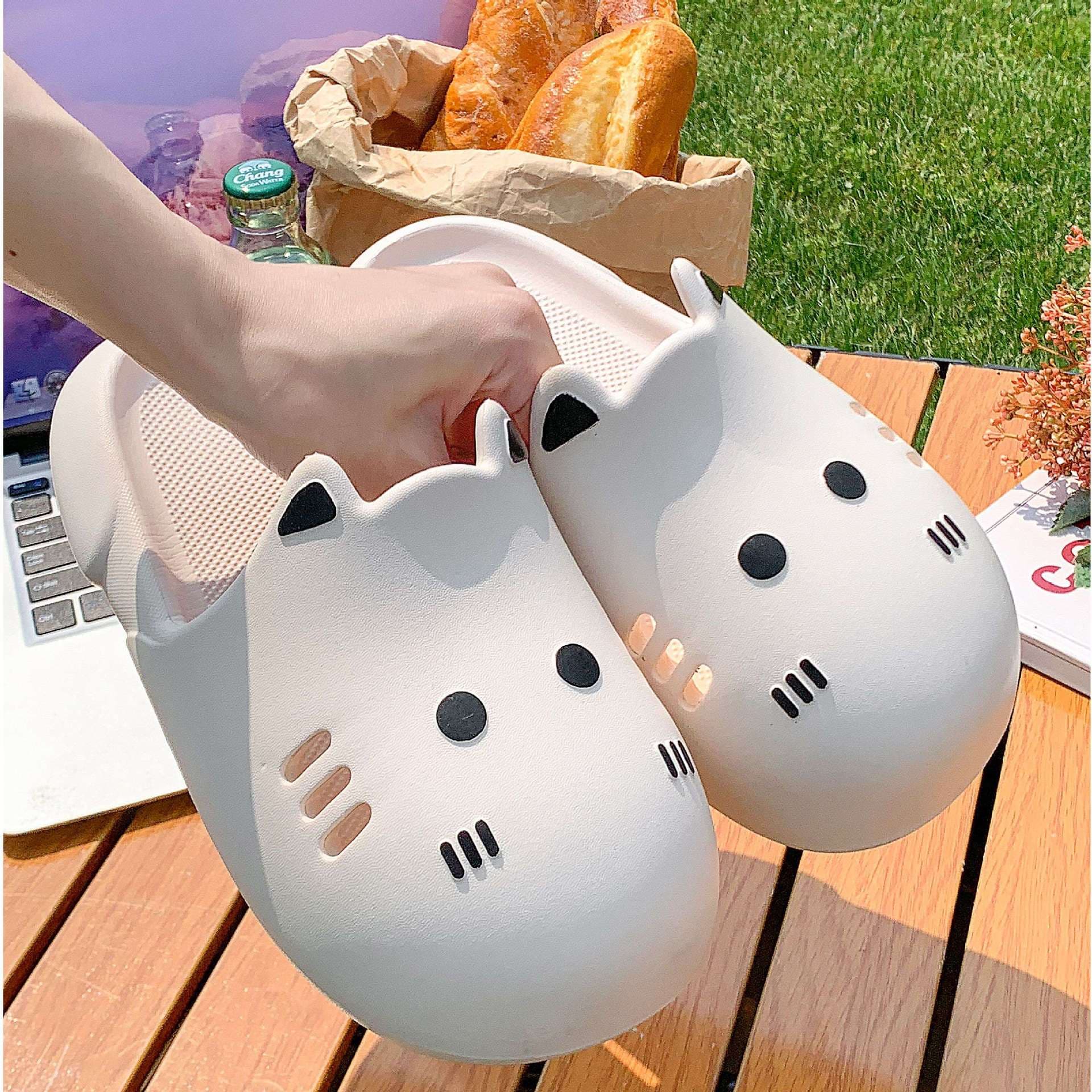 New EVA Soft Sole Casual Slippers for Indoor Home Cute Cat Anti-Slip Women's Closed-Toe Sandals with Holes