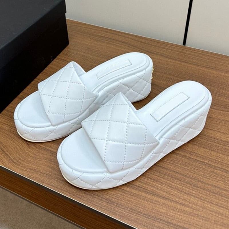 Classic Diamond Pattern Thick-Soled Slippers 2024 Summer New Style, Genuine Leather Toe-Open Slide Sandals for Petite Women