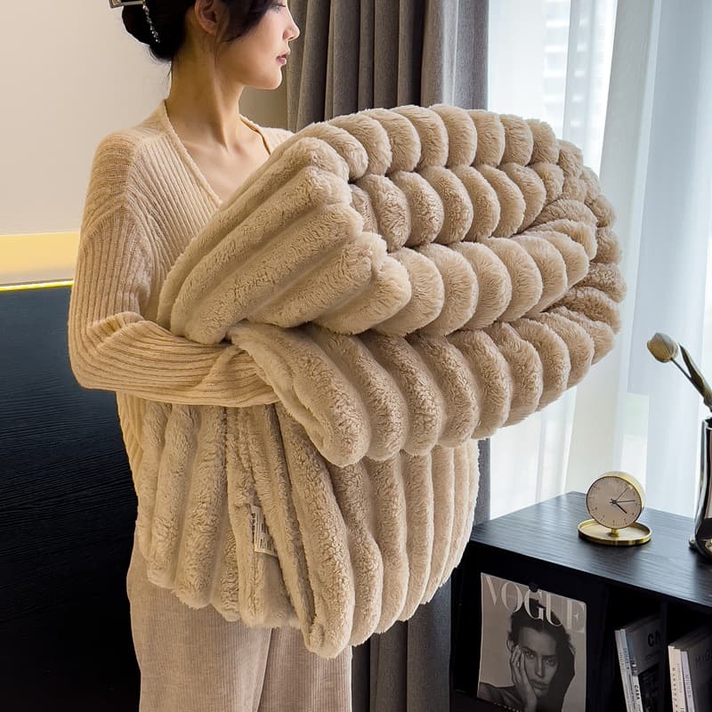 High-gram-weight faux rabbit fur blanket, winter multifunctional milk fleece flannel baby fleece blanket, sofa nap blanket wholesale