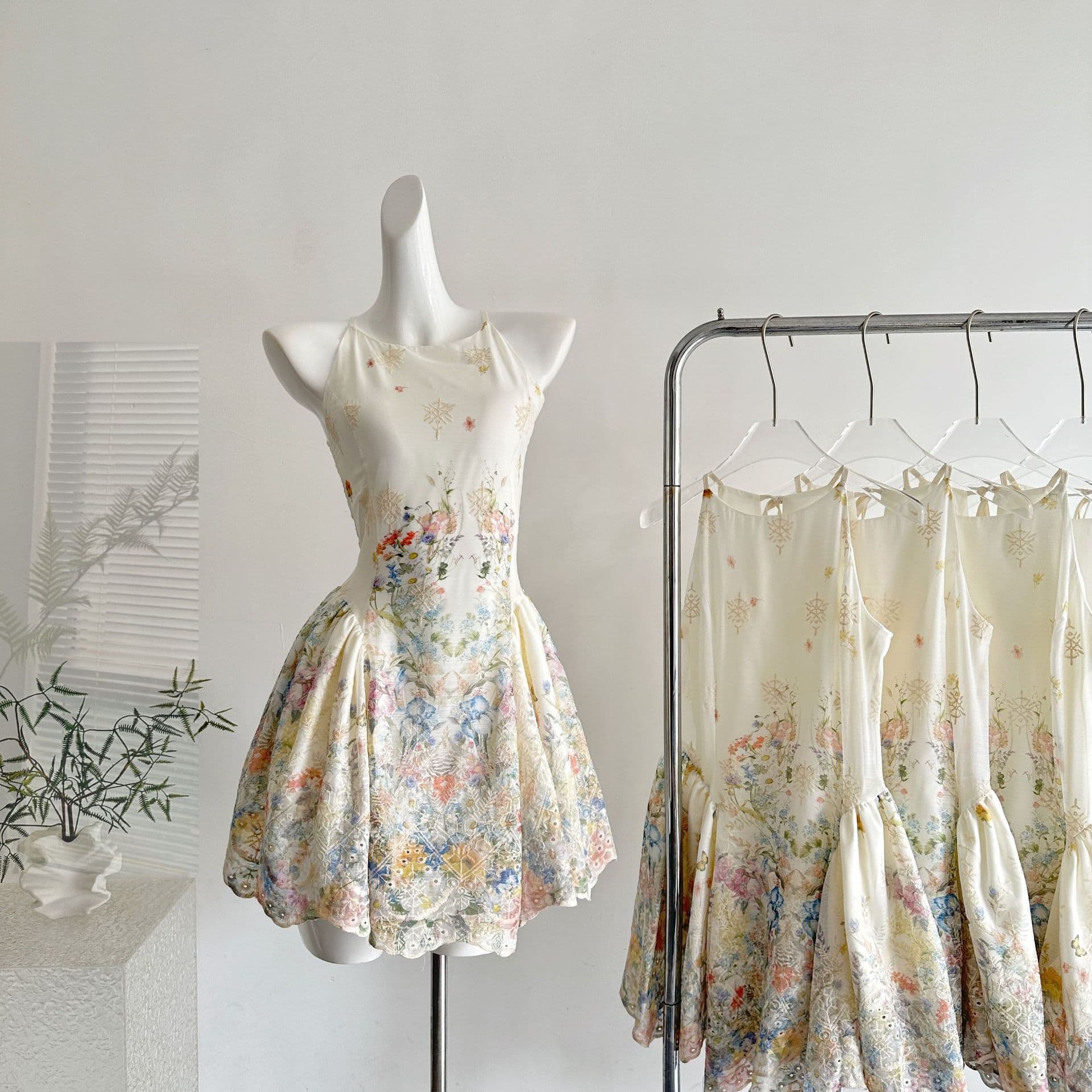 Xinxing Alice Dreamland Halter Dress for Women Spring Summer Printed Vacation Style Waist-Defining Dress