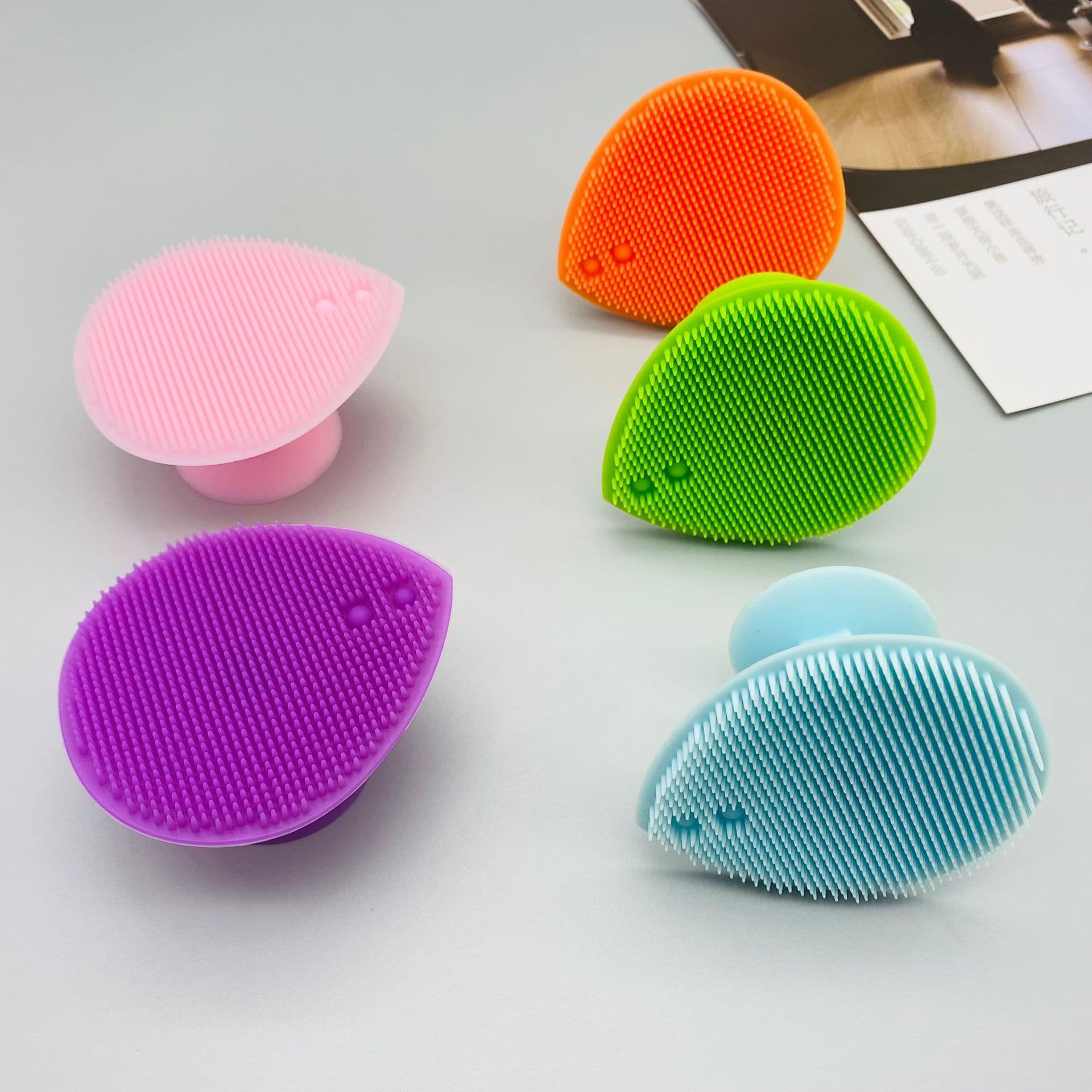 Large Silicone Face Cleansing Brush, Teardrop Heart Shape, Manual Silicone Scalp Scrubber, Facial Cleaning Massage Brush