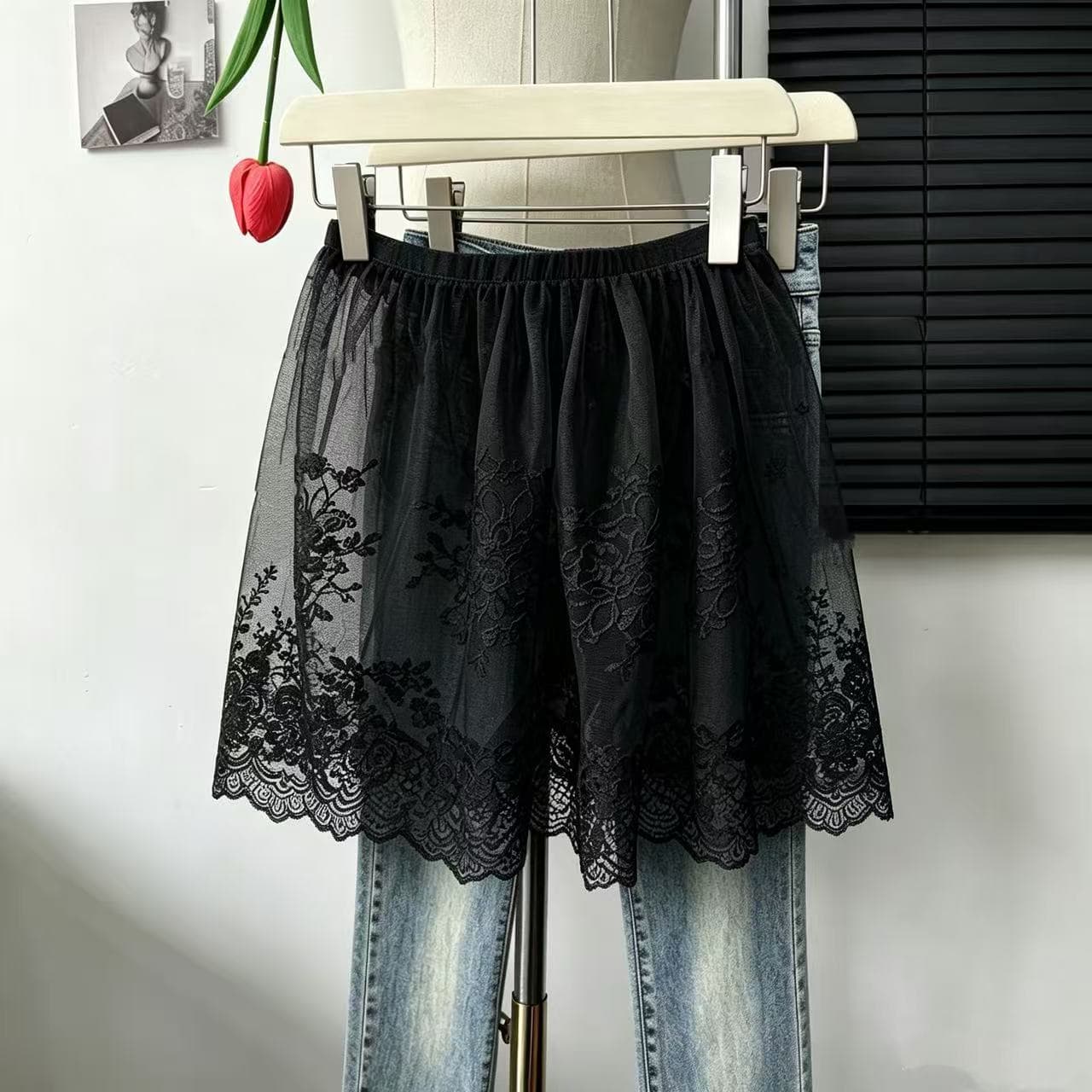Black lace mesh hip-covering anti-exposure butt-covering short skirt for women thin lace butt curtain skirt stacked skirt curtain
