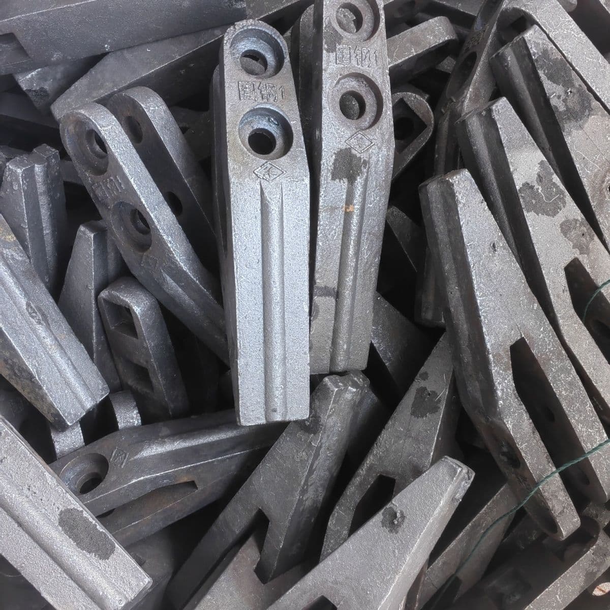 Longgong, Lingong, Xiagong, and XCMG loader bucket teeth, middle bucket teeth, shovel tips, and shovel teeth are made of wear-resistant high-manganese steel.