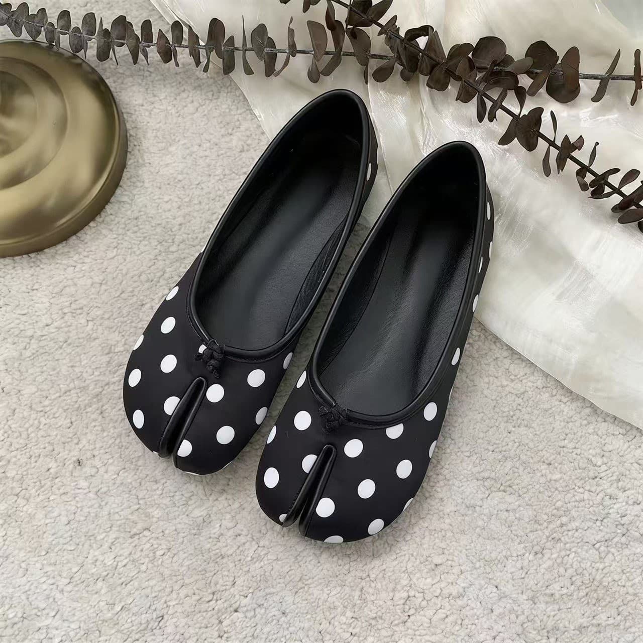 Flat-soled beanie pig's trotters single shoes women's shoes 2026 spring and autumn horseshoe split-toe thumb pig's trotter boat shoes red scoop shoes