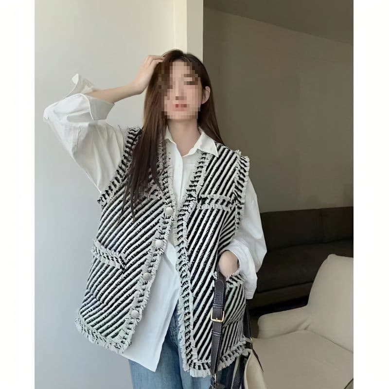 Plus-size, loose-fitting, stylish, and versatile Chanel-inspired vest for women, perfect for spring and autumn. Suitable for wearing as outerwear.