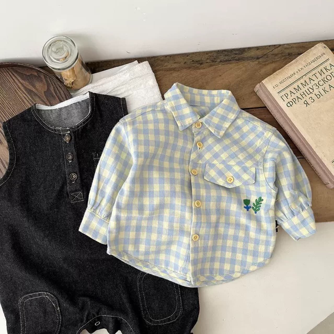 Spring and autumn baby cute plaid shirts, versatile tops for male and female babies, infant and toddler outing clothes, newborn clothes