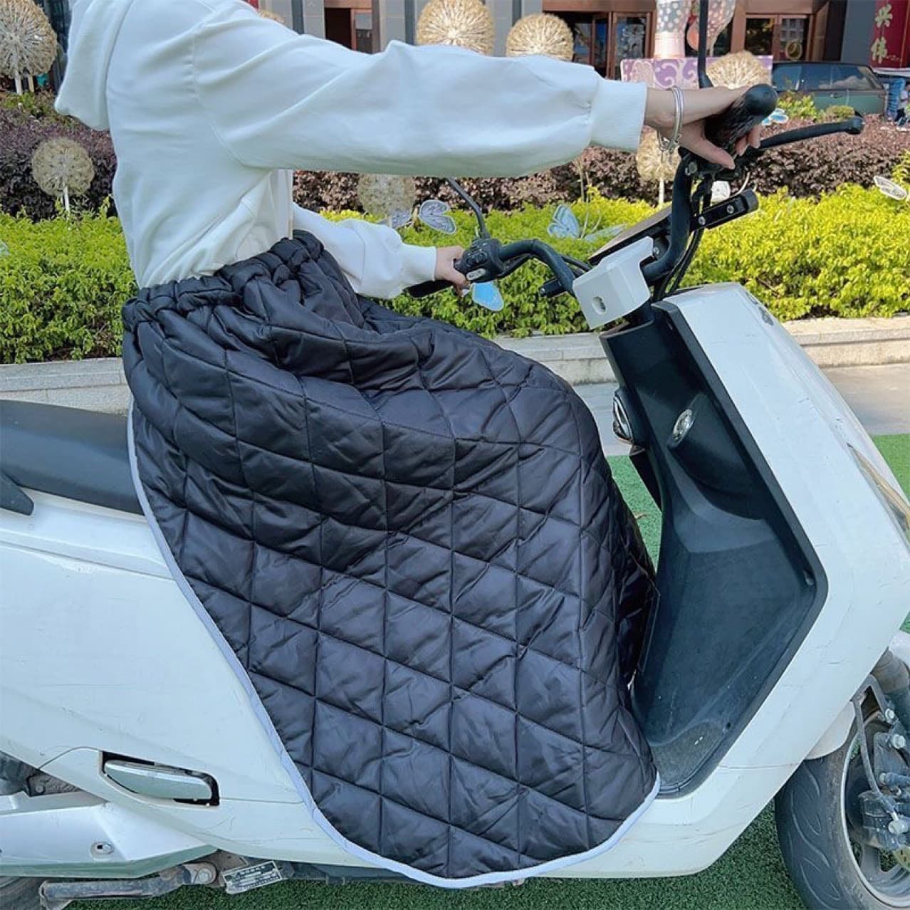 New Half-Skirt Style Windshield Cover for Winter, Fleece-Lined and Thickened Waterproof Apron for Leg Protection on Battery-Powered Vehicles
