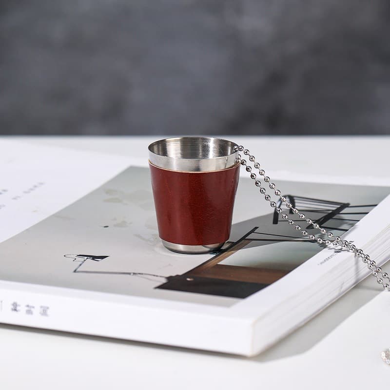 Manufacturer supplies stainless steel chain shot glasses, outdoor portable mini shot glasses, cross-border spirits glasses