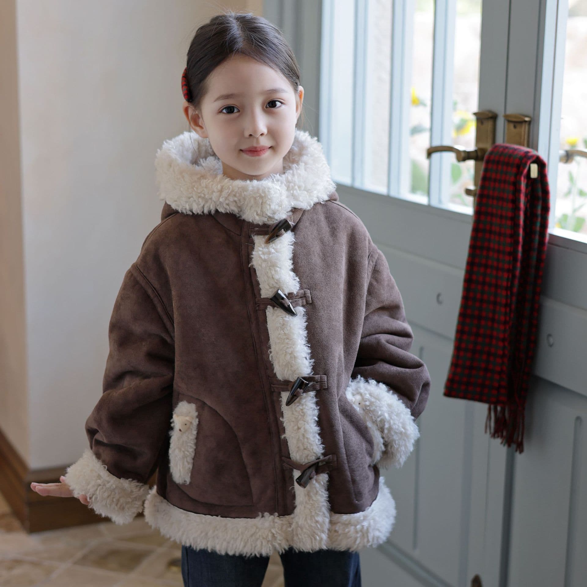 Thickened and soft non-shedding suede fur coat for girls, winter warmth, hooded, children's fur-lined coat.