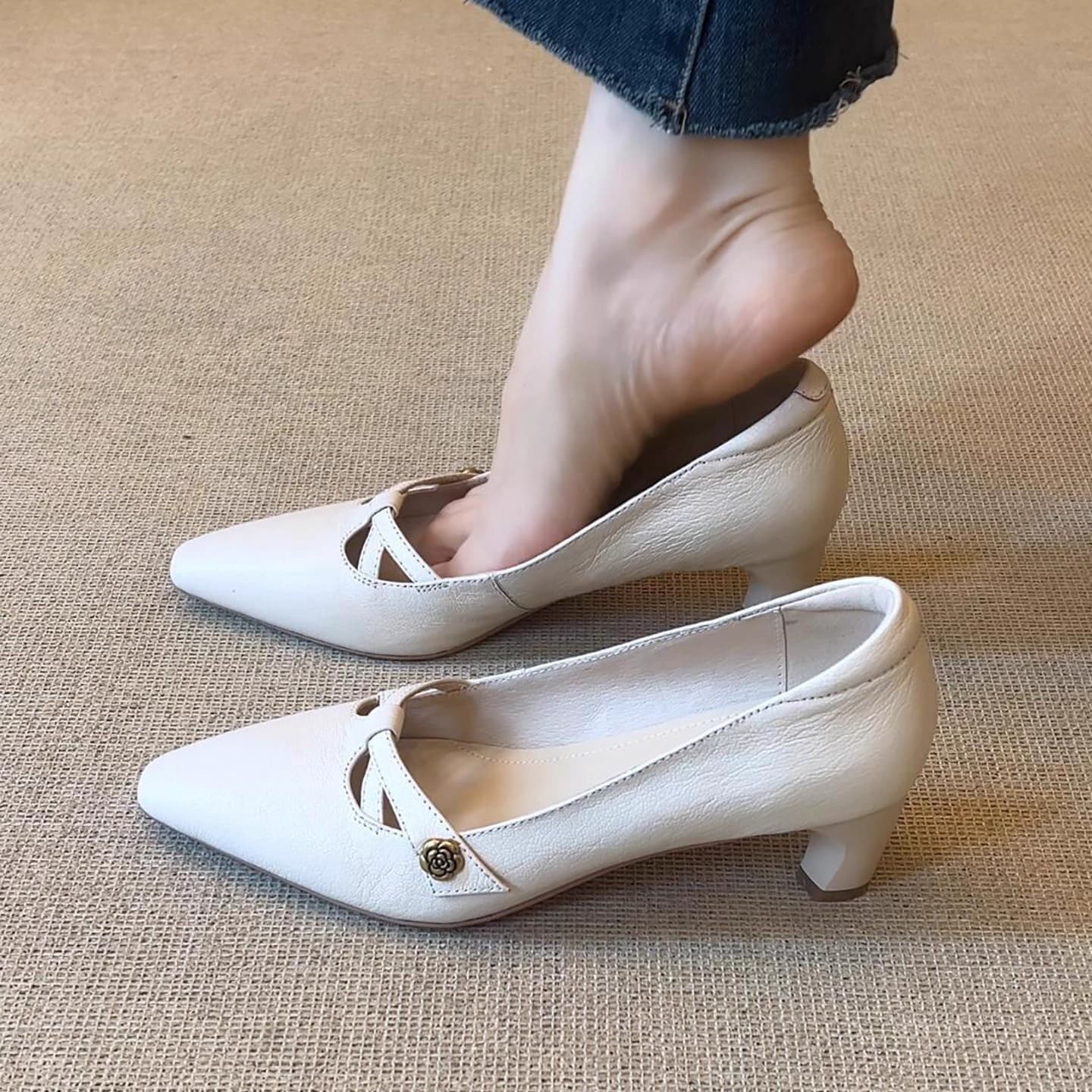 (in Stock) Black Camellia Flower Chunky Heel Women's Shallow Mouth Commuting Pointed Toe Comfortable High Heels with Comfortable Square Heel