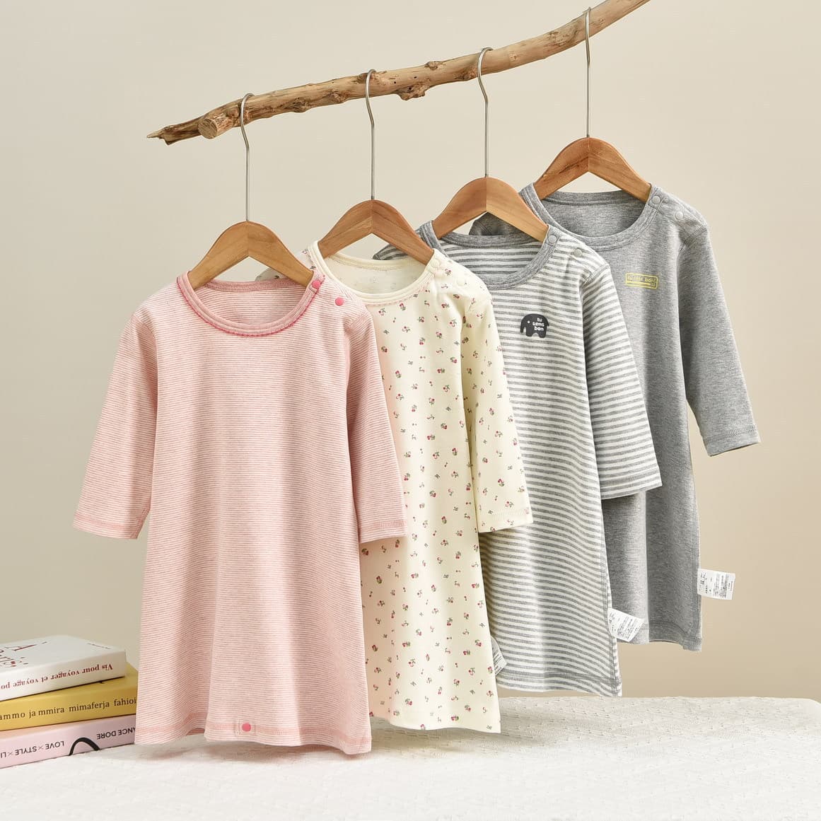 Wholesale and drop-shipping children's sleeping bag robe from source factory, brushed fabric for autumn and winter, home wear, warm, seamless stitching.