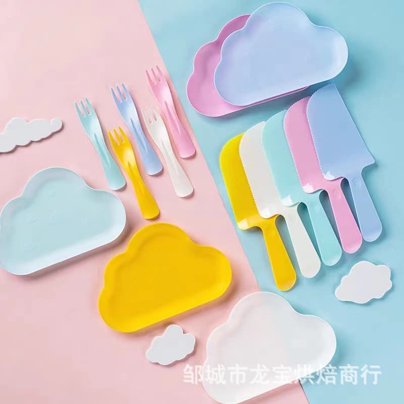Disposable cake cutlery set, birthday cake plate and knife and fork set, teardrop plate and cloud plate combination.