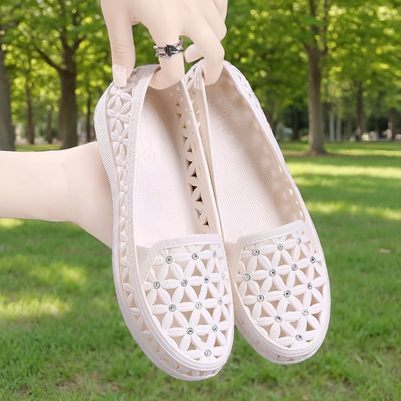 Summer Drifting Water Shoes Clogs for Women Comfortable Drainage Shoes Outdoor Beach Shoes Soft Sole Moms