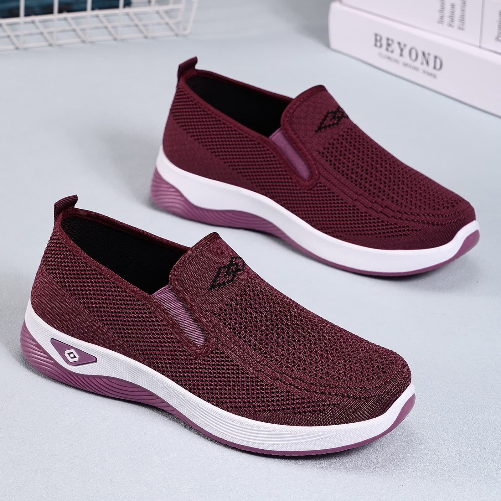 Women's autumn versatile, comfortable, traditional Beijing cloth shoes, cross-border, lightweight, casual, suitable for middle-aged and elderly mothers.