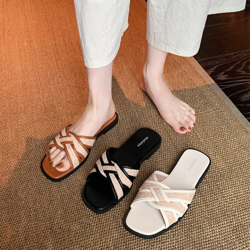 New summer style retro color-blocked woven sandals for women, fashionable outer slippers, casual beach flat slippers