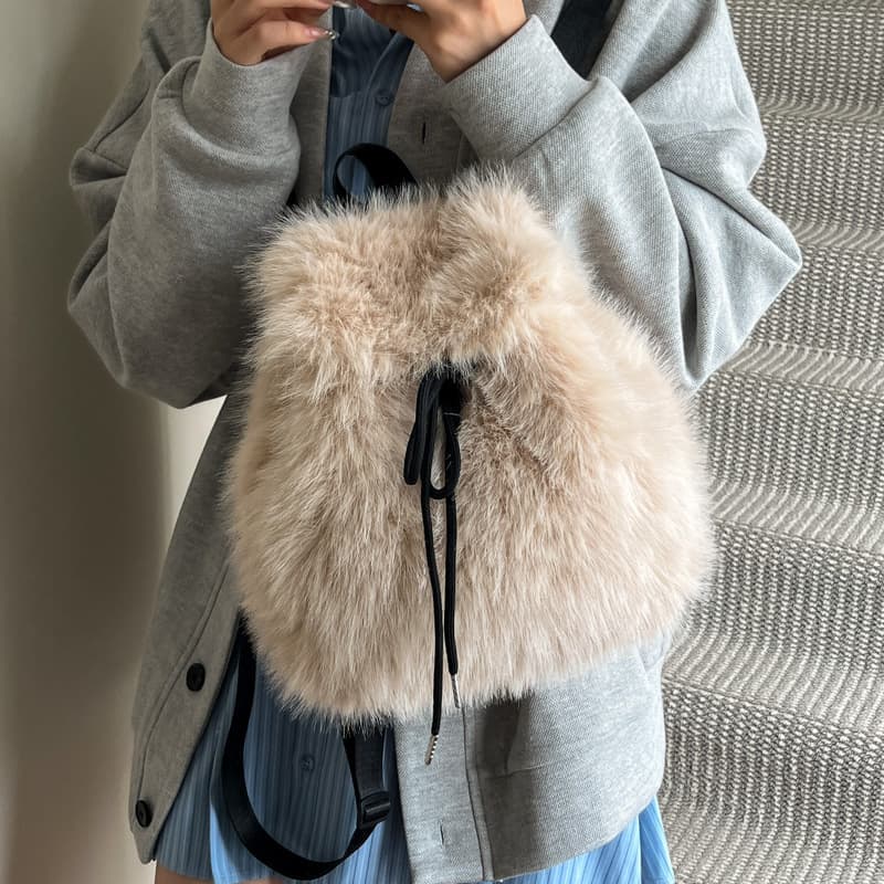 New plush backpack for women, cross-border style fashionable and versatile women's drawstring flap backpack, lightweight travel stylish bag
