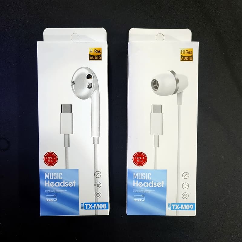 Type-C flat-port wired control earbuds for smartphones with microphone, wide-port voice-enabled, wholesale in-ear earphones.