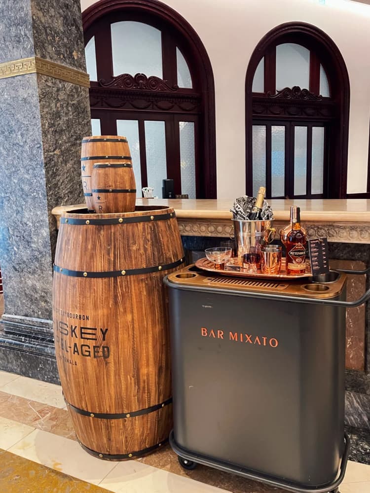 ✅ Decorative Oak Barrel Wine Barrel Solid Wood Wine Barrel for Bars, Exhibitions, Weddings, Photography Props