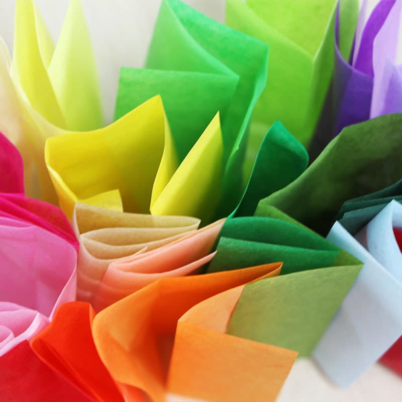 Christmas colored copy paper, red tissue paper, green Sydney paper, white tissue paper, mixed hand-folded into bags