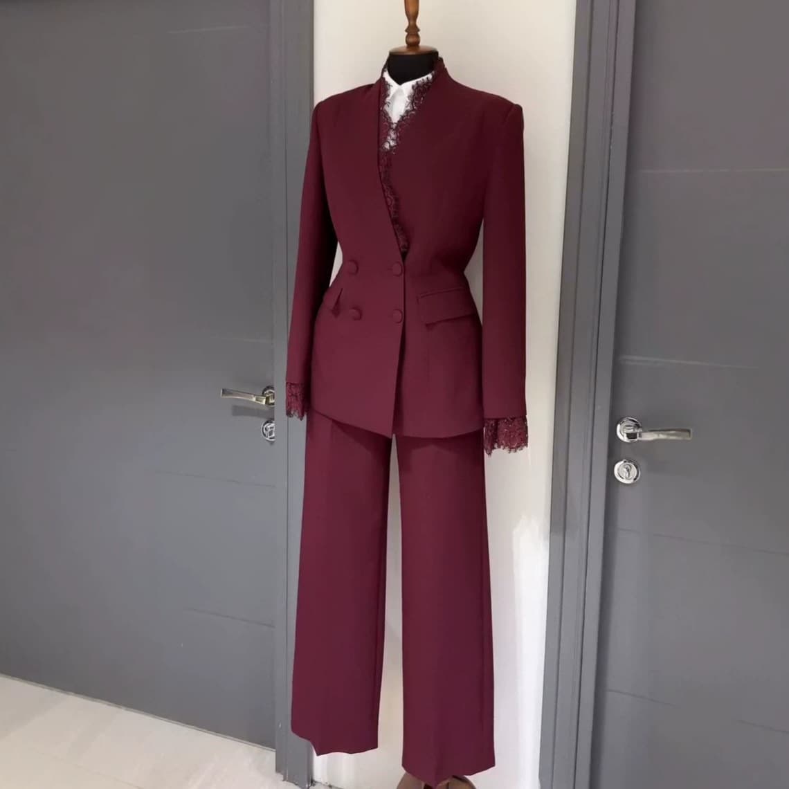 2026 Autumn New European and American Women's Fashion: Stylish Office Long-Sleeve Blazer and Mature Straight-Leg Pants Two-Piece Set