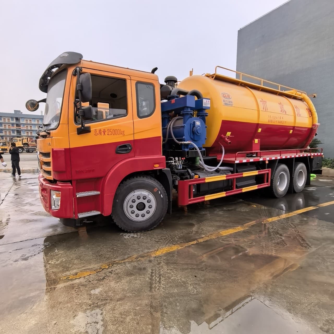Multifunctional Large Sewage Suction Truck Direct from Manufacturer, Pipeline Dredging and Cleaning Dual-Purpose Vehicle