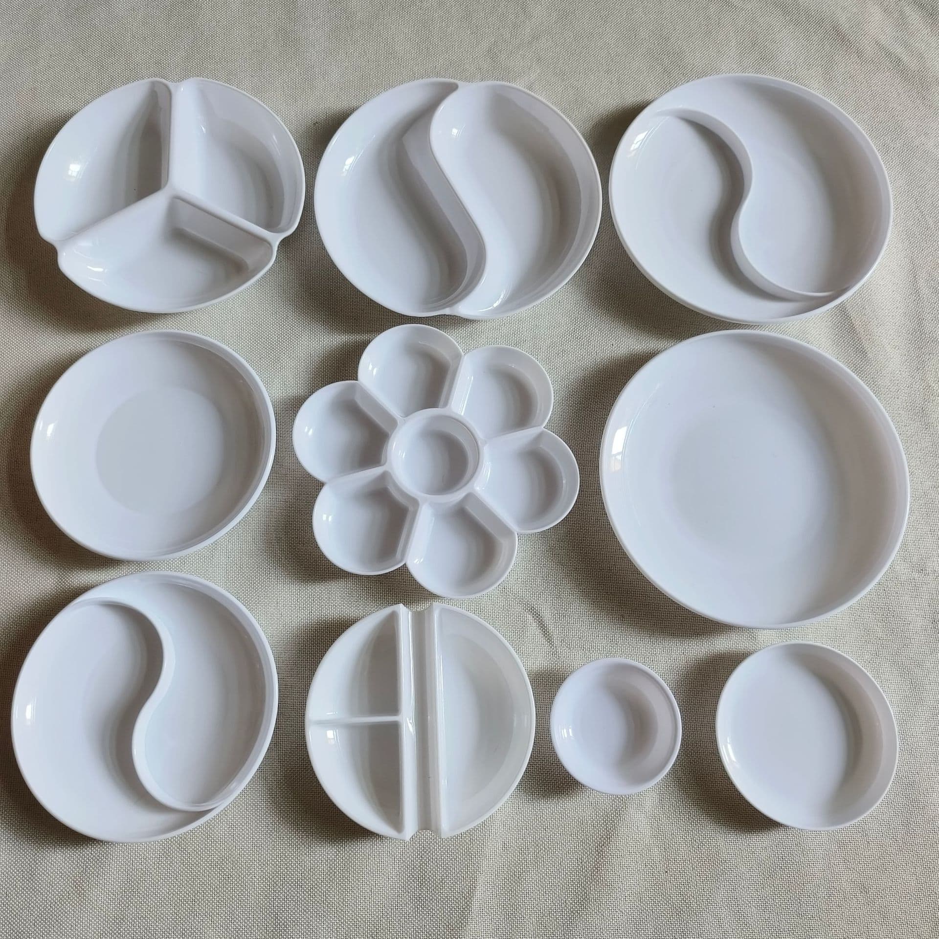 Plastic Plum Blossom Palette, Imitation Porcelain Hand-Painted Watercolor Gouache Chinese Painting Color Tray, Plum Three-Grid Color Mixing Dish