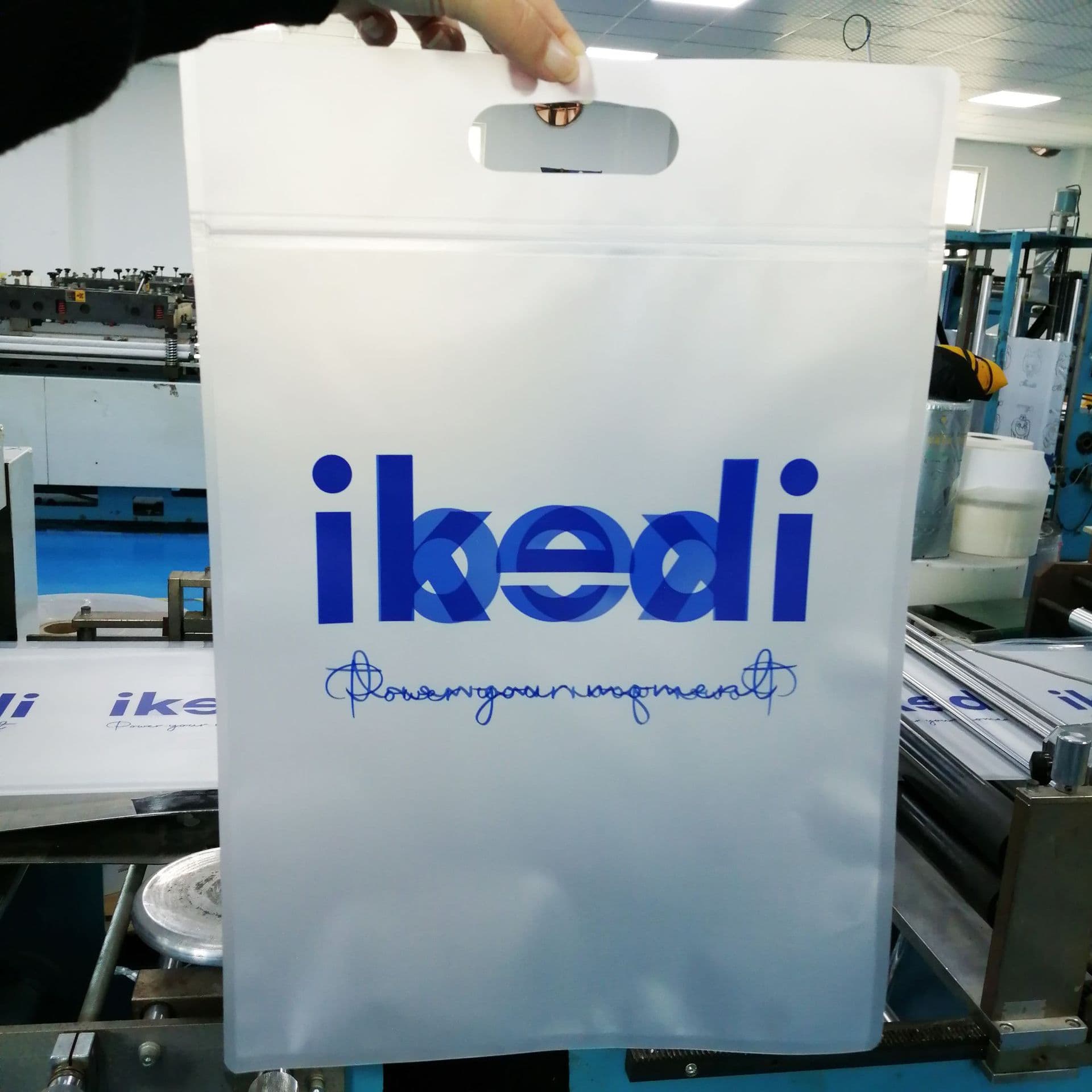Factory wholesale clothing plastic tote bags, custom gift bags, four-finger packaging bags, composite gusseted handle bags with logo printing