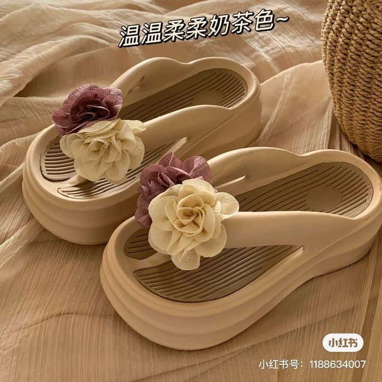 Cloud-like Thick Sole Flip Flops for Women Summer 2025 New Thick Sole Flower Beach Sandals Toe Separator Slippers for Women Outdoor Wear