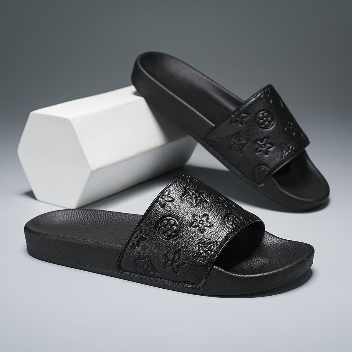 European Summer Men's Slip-On Sandals 2025 Outdoor Anti-Slip Odor-Resistant Soft Sole Casual Flat Sandals