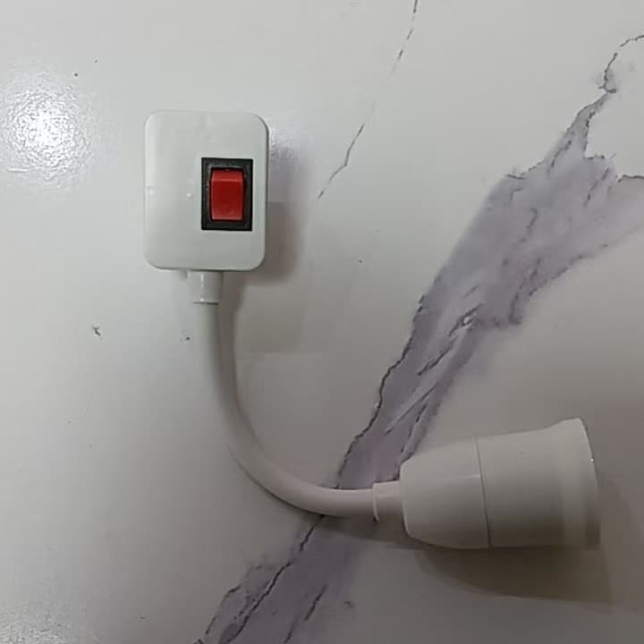 White 360° omnidirectional rotating turn signal lamp holder, suitable for home and bedroom lighting, E27 threaded two- or three-prong plugs.