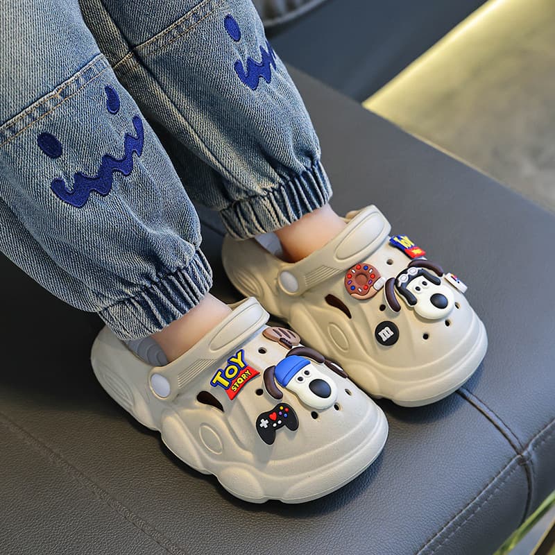 EVA children's slippers, clogs, cute cartoon-themed sandals for boys, girls, and older children, perfect for home and outdoor use.